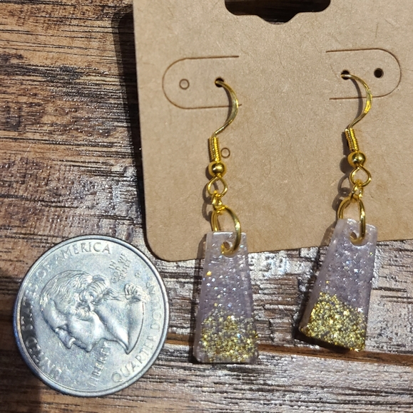 Resin gold accent earrings - Picture 3 of 3